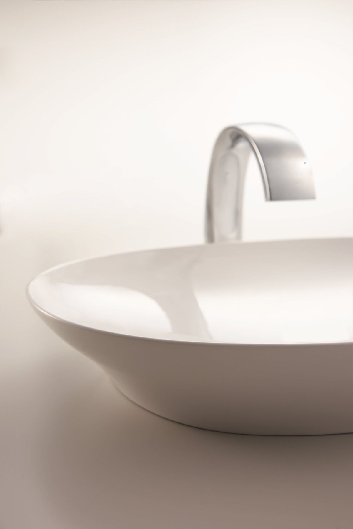 TOTO® Kiwami® Oval 24" Vessel Bathroom Sink – Cotton White – –